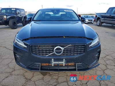 Piąte zdjęcie samochodu w środku: 2022 VOLVO S60 B5 MOMENTUM VIN:7JRL12TZXNG157910 - miniatura