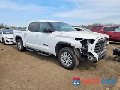 Czwarte zdjęcie samochodu z boku: 2023 TOYOTA TUNDRA SR5 VIN:5TFLA5DB5PX116752 - miniatura