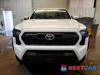 Piąte zdjęcie samochodu w środku: 2025 TOYOTA TACOMA TRD OFF-ROAD VIN:3TMLB5JN4SM158498 - miniatura