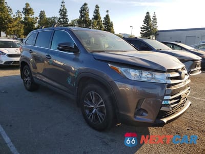 Czwarte zdjęcie samochodu z boku: 2019 TOYOTA HIGHLANDER LE VIN:5TDBZRFH4KS977478 - miniatura