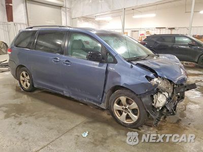 Czwarte zdjęcie samochodu z boku: 2014 TOYOTA SIENNA LE 8-PASSENGER VIN:5TDKK3DC4ES435648 - miniatura