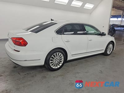 Trzecie zdjęcie samochodu z tyłu: 2016 VOLKSWAGEN PASSAT SE VIN:1VWBT7A38GC010945 - miniatura