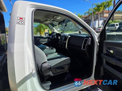 Piąte zdjęcie samochodu w środku: 2017 RAM 5500 TRUCKS TOW TRUCK VIN:3C7WRNDL6HG680711 - miniatura