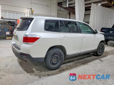 Trzecie zdjęcie samochodu z tyłu: 2013 TOYOTA HIGHLANDER BASE VIN:5TDBK3EH1DS231365 - miniatura