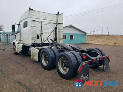 Trzecie zdjęcie samochodu z tyłu: 2019 VOLVO VNL SEMI TRUCK VIN:4V4NC9EH1KN197237 - miniatura