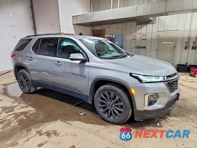 Czwarte zdjęcie samochodu z boku: 2023 CHEVROLET TRAVERSE RS VIN:1GNEVJKW3PJ342651 - miniatura
