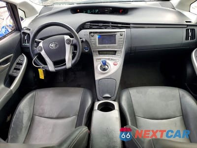 Zdjęcie 8 z 12 samochodu: 2013 TOYOTA PRIUS FOUR VIN:JTDKN3DU3D1658775 - miniatura