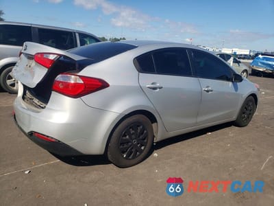 Trzecie zdjęcie samochodu z tyłu: 2015 KIA FORTE LX VIN:KNAFK4A60F5362692 - miniatura