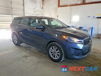 Czwarte zdjęcie samochodu z boku: 2019 KIA SORENTO LX V6 VIN:5XYPGDA56KG480800 - miniatura