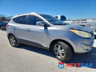 Czwarte zdjęcie samochodu z boku: 2013 HYUNDAI TUCSON GLS (MIDDLE) VIN:KM8JU3AC4DU577837 - miniatura