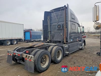 Czwarte zdjęcie samochodu z boku: 2016 VOLVO VNL SEMI TRUCK VIN:4V4NC9EH8GN932447 - miniatura