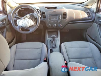 Zdjęcie 8 z 12 samochodu: 2016 KIA FORTE LX VIN:KNAFX4A6XG5523620 - miniatura