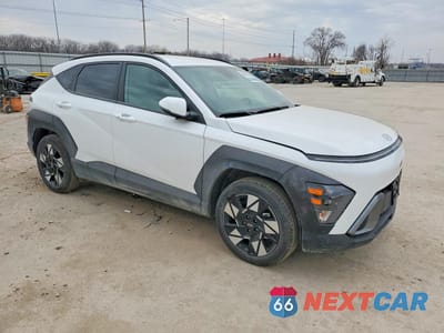 Czwarte zdjęcie samochodu z boku: 2025 HYUNDAI KONA SEL VIN:KM8HB3AB0SU281772 - miniatura