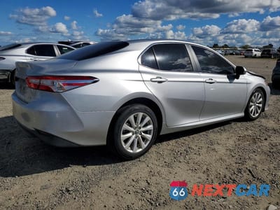 Trzecie zdjęcie samochodu z tyłu: 2018 TOYOTA CAMRY LE VIN:4T1B11HK9JU604881 - miniatura