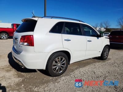 Trzecie zdjęcie samochodu z tyłu: 2013 KIA SORENTO SX VIN:5XYKWDA25DG393380 - miniatura
