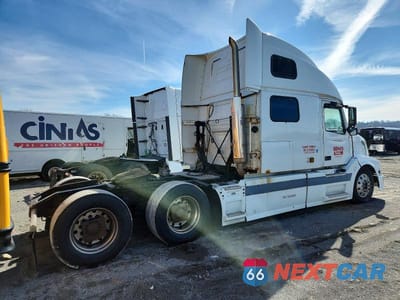 Czwarte zdjęcie samochodu z boku: 2003 VOLVO VNL SEMI TRUCK VIN:4V4NC9TJX3N341861 - miniatura