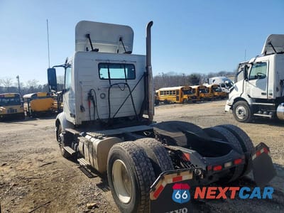 Trzecie zdjęcie samochodu z tyłu: 2019 VOLVO VNR - SEMI TRUCK VIN:4V4W19DF7KN217890 - miniatura