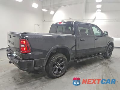Trzecie zdjęcie samochodu z tyłu: 2025 RAM 1500 BIG HORN VIN:1C6RRFFG9SN538133 - miniatura
