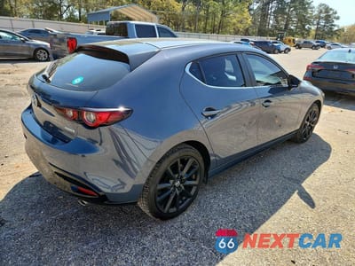 Trzecie zdjęcie samochodu z tyłu: 2023 MAZDA 3 PREFERRED VIN:JM1BPALM2P1620295 - miniatura