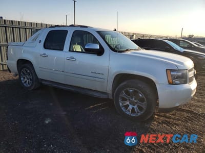 Czwarte zdjęcie samochodu z boku: 2013 CHEVROLET AVALANCHE LTZ VIN:3GNTKGE72DG152084 - miniatura