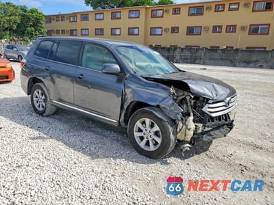 Czwarte zdjęcie samochodu z boku: 2013 TOYOTA HIGHLANDER BASE VIN:5TDBK3EH9DS235034 - miniatura