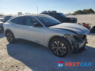 Czwarte zdjęcie samochodu z boku: 2022 FORD MUSTANG MACH-E PREMIUM VIN:3FMTK3R79NMA15587 - miniatura