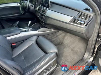 Piąte zdjęcie samochodu w środku: 2011 BMW X6 M VIN:5YMGZ0C57BLK14388 - miniatura