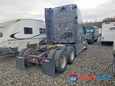Czwarte zdjęcie samochodu z boku: 2018 FREIGHTLINER CASCADIA 125 SEMI TRUCK VIN:1FUJGLDRXJLJK3369 - miniatura
