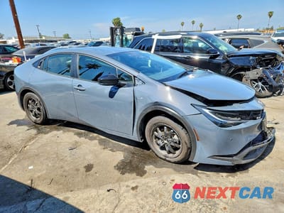 Czwarte zdjęcie samochodu z boku: 2025 TOYOTA PRIUS LE VIN:JTDACAAU2S3058826 - miniatura