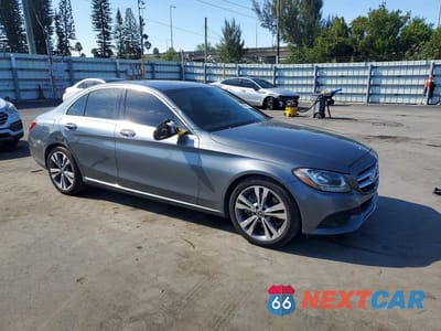 Czwarte zdjęcie samochodu z boku: 2018 MERCEDES-BENZ C 300 VIN:55SWF4JB0JU262778 - miniatura