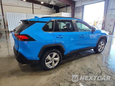 Trzecie zdjęcie samochodu z tyłu: 2021 TOYOTA RAV4 HYBRID XLE PREMIUM VIN:4T3B6RFV1MU028213 - miniatura