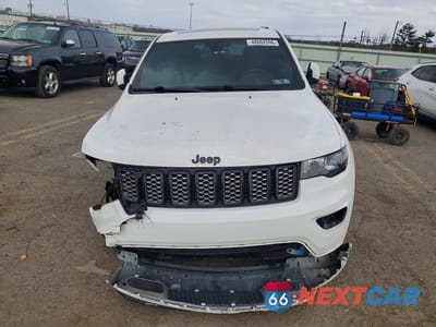 Piąte zdjęcie samochodu w środku: 2020 JEEP GRAND CHEROKEE LAREDO VIN:1C4RJFAG3LC231450 - miniatura
