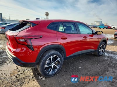 Trzecie zdjęcie samochodu z tyłu: 2026 CHEVROLET TRAX 1RS VIN:KL77LGEP4TC032759 - miniatura