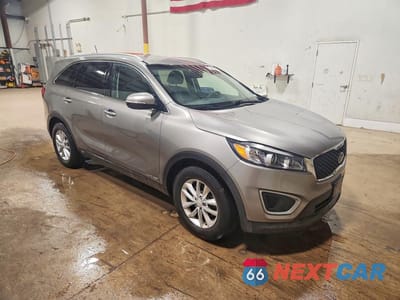 Czwarte zdjęcie samochodu z boku: 2018 KIA SORENTO LX V6 VIN:5XYPGDA51JG375354 - miniatura