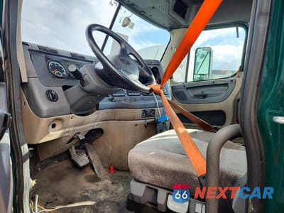 Piąte zdjęcie samochodu w środku: 2018 FREIGHTLINER CASCADIA 113 SEMI TRUCK VIN:3AKBGADV0JSJL4388 - miniatura