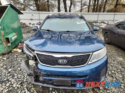 Piąte zdjęcie samochodu w środku: 2015 KIA SORENTO LX VIN:5XYKT4A73FG603014 - miniatura