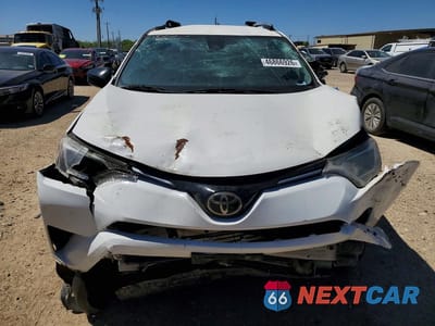 Piąte zdjęcie samochodu w środku: 2018 TOYOTA RAV4 LE VIN:JTMZFREV4JJ729595 - miniatura