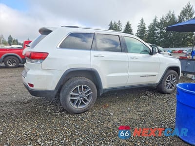 Trzecie zdjęcie samochodu z tyłu: 2020 JEEP GRAND CHEROKEE LAREDO VIN:1C4RJFAG4LC267843 - miniatura