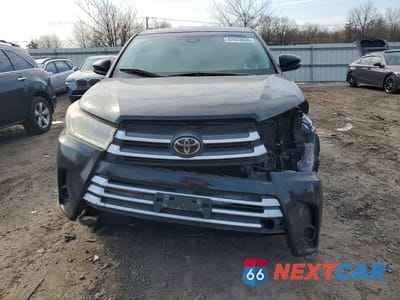 Piąte zdjęcie samochodu w środku: 2019 TOYOTA HIGHLANDER LE VIN:5TDBZRFH6KS743486 - miniatura