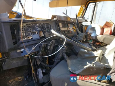 Zdjęcie 8 z 12 samochodu: 2002 INTERNATIONAL 4700 UTILITY / SERVICE TRUCK VIN:1HTSCABM02H557147 - miniatura