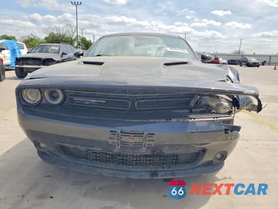 Piąte zdjęcie samochodu w środku: 2018 DODGE CHALLENGER SXT VIN:2C3CDZAG9JH310229 - miniatura