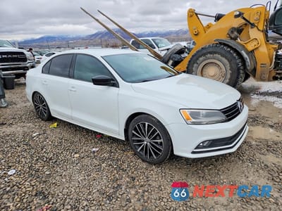 Czwarte zdjęcie samochodu z boku: 2016 VOLKSWAGEN JETTA SPORT VIN:3VWD17AJ0GM408940 - miniatura