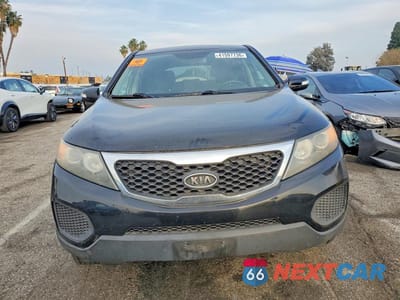 Piąte zdjęcie samochodu w środku: 2013 KIA SORENTO LX VIN:5XYKTCA61DG336387 - miniatura