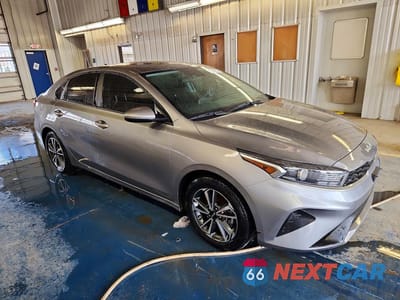 Czwarte zdjęcie samochodu z boku: 2024 KIA FORTE LXS VIN:3KPF24AD4RE840042 - miniatura