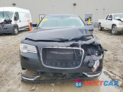 Piąte zdjęcie samochodu w środku: 2017 CHRYSLER 300 LIMITED VIN:2C3CCARG7HH506835 - miniatura
