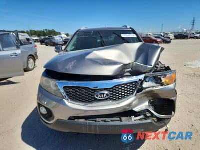 Piąte zdjęcie samochodu w środku: 2011 KIA SORENTO LX VIN:5XYKT4A18BG103016 - miniatura