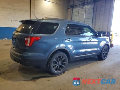 Trzecie zdjęcie samochodu z tyłu: 2019 FORD EXPLORER XLT VIN:1FM5K7D85KGA70883 - miniatura