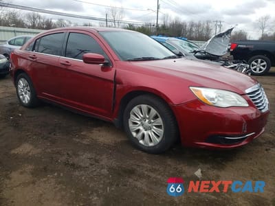 Czwarte zdjęcie samochodu z boku: 2013 CHRYSLER 200 LX VIN:1C3CCBAG1DN767865 - miniatura