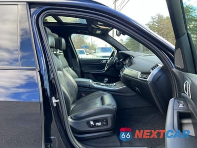 Piąte zdjęcie samochodu w środku: 2019 BMW X5 XDRIVE50I VIN:5UXJU2C51KLN64669 - miniatura