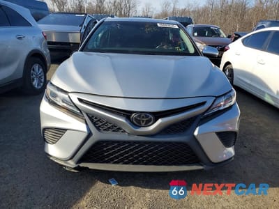 Piąte zdjęcie samochodu w środku: 2020 TOYOTA CAMRY SE VIN:4T1G11AK1LU953844 - miniatura